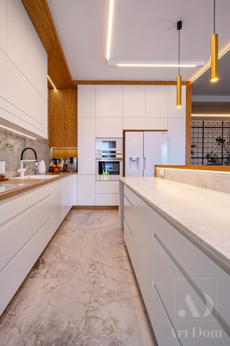 15 Elegancka kuchnia z dodatkiem drewna