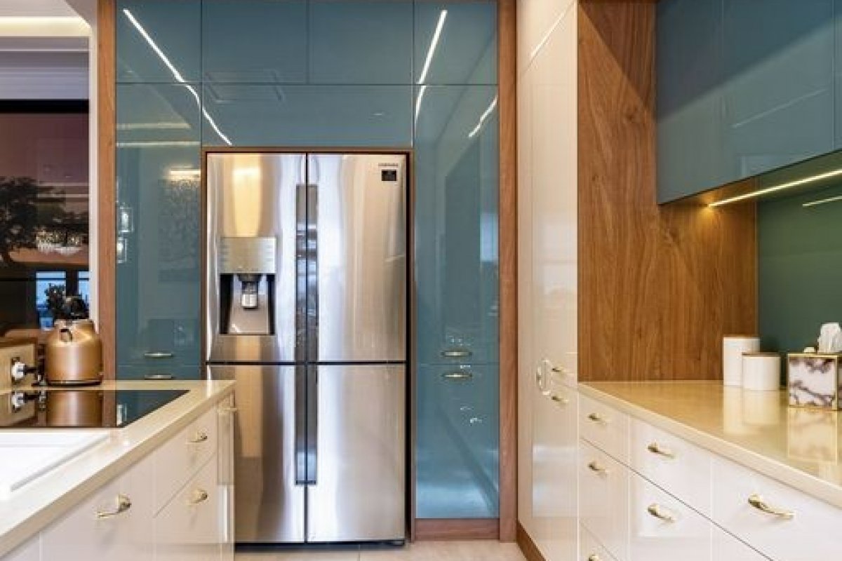 5 Zabudowana lodówka w nowoczesnej kuchni